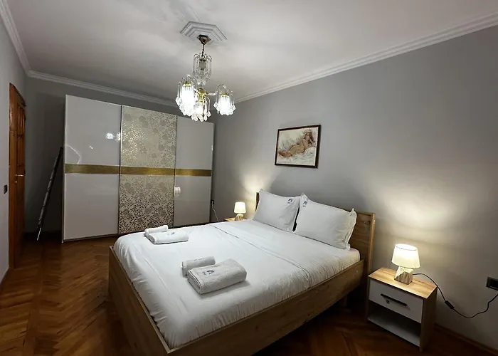 Treasure: Chic 2br-apartment 8min To Skanderbeg Place Διαμέρισμα Τίρανα