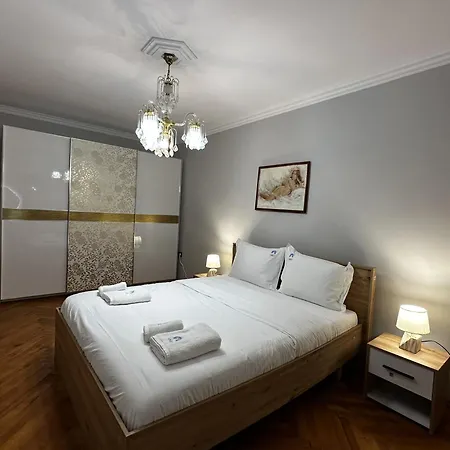 Treasure: Chic 2br-apartment 8min To Skanderbeg Place Apartamento Tirana